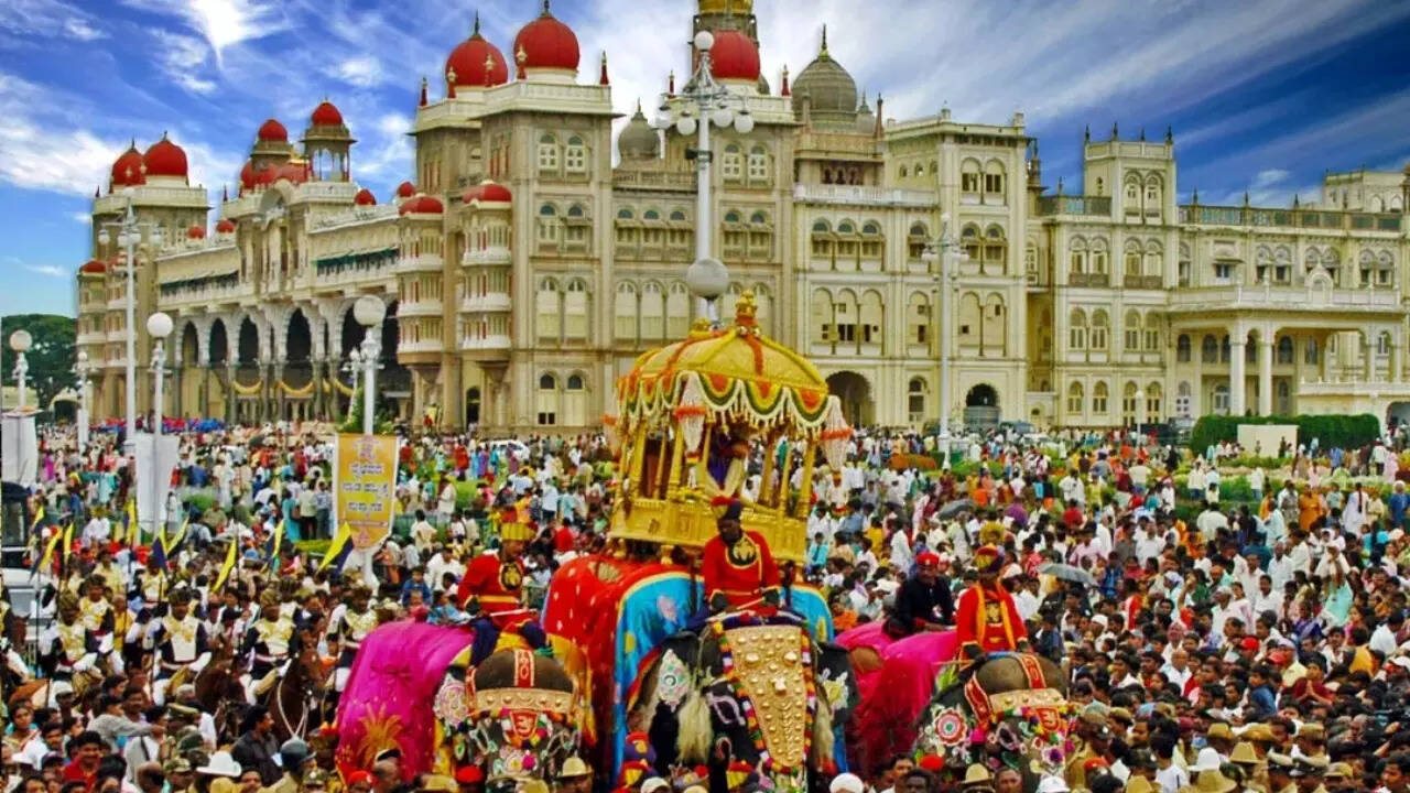 Crowds filling the palace grounds on procession day